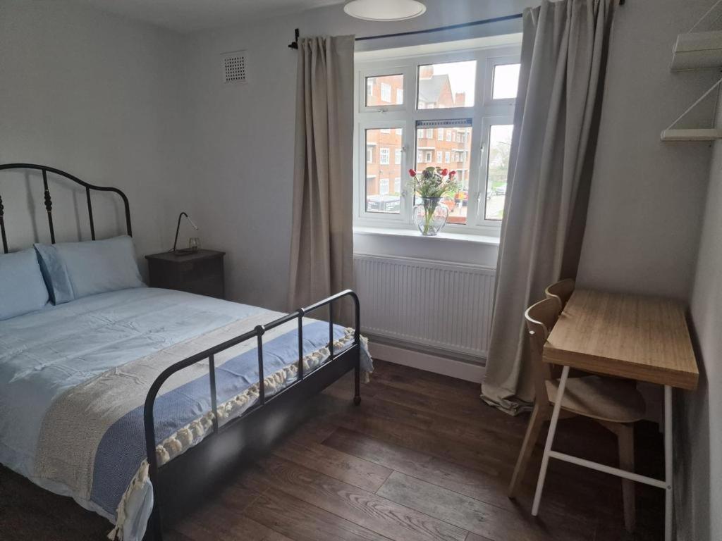 Ozan'S Flat Double Bedroom-1, Sharing Kitchen And Bath Londen Buitenkant foto